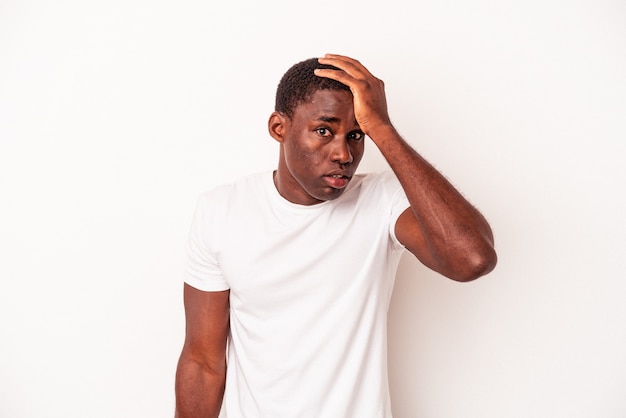 Jeune homme afro-américain isolé sur fond blanc étant choqué, elle s'est souvenue d'une réunion importante.