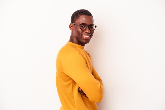 Jeune homme afro-américain isolé sur fond blanc heureux souriant et joyeux