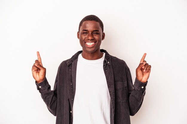 Jeune Homme Afro-américain Isolé Sur Fond Blanc Indique Avec Les Deux Doigts Antérieurs Montrant Un Espace Vide.