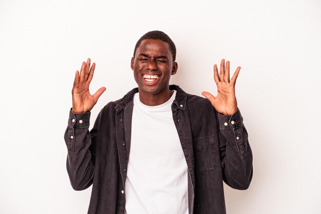 Jeune homme afro-américain isolé sur fond blanc joyeux rire beaucoup. Notion de bonheur.