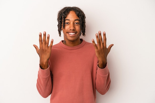 Jeune homme afro-américain isolé sur fond blanc montrant le numéro dix avec les mains.