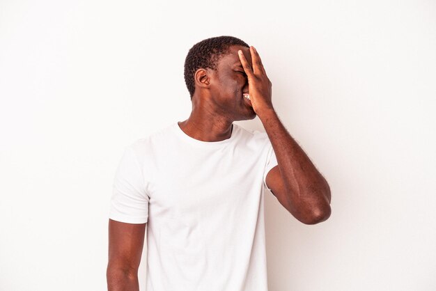 Jeune homme afro-américain isolé sur fond blanc rire heureux émotion naturelle insouciante