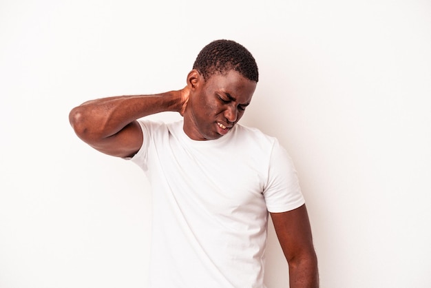 Photo jeune homme afro-américain isolé sur fond blanc souffrant de douleurs au cou en raison d'un mode de vie sédentaire.