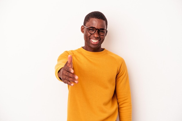 Jeune homme afro-américain isolé sur fond blanc souriant et levant le pouce vers le haut