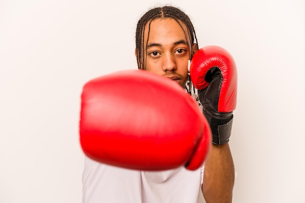 Jeune homme afro-américain jouant boxeo isolé sur fond blanc