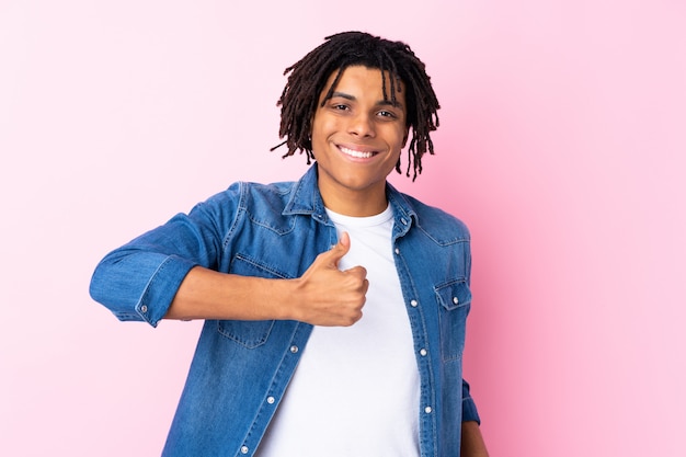 Jeune homme afro-américain sur mur