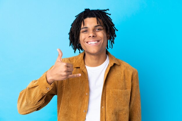 Jeune homme afro-américain sur mur