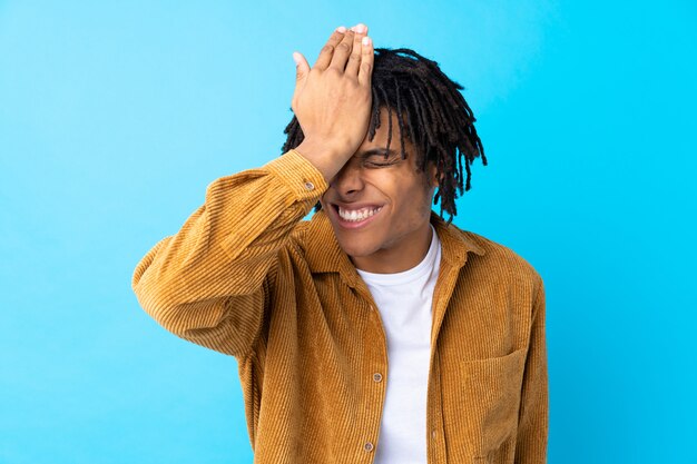 Jeune homme afro-américain sur mur