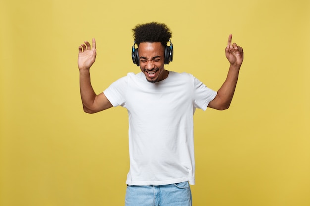 Jeune homme afro-américain portant un casque et profiter de la musique