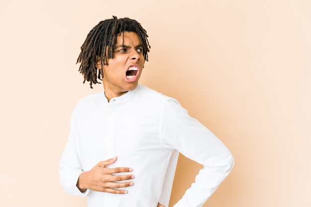 Jeune homme afro-américain rasta souffrant de maux de dos.
