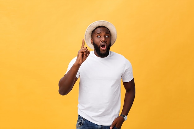 jeune homme afro-américain regardant avec une expression réfléchie et sceptique, tenant le doigt sur son menton, essayant de se souvenir de quelque chose.