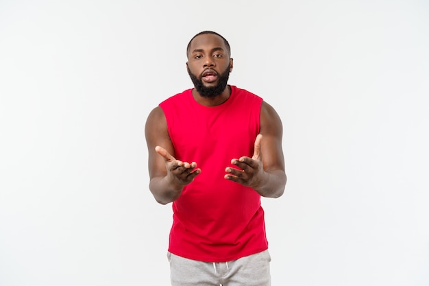 Jeune homme afro-américain de sport malheureux et frustré par quelque chose.