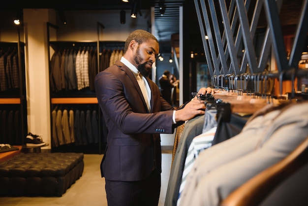 Jeune homme afro-américain travaillant dans un magasin de vêtements