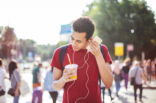 Jeune homme afro dans la ville