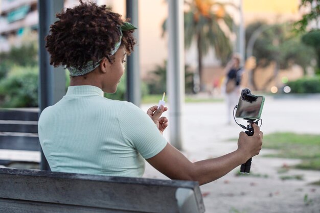 Jeune homme afro diffusant des conseils de maquillage pour ses abonnés sur les réseaux sociaux