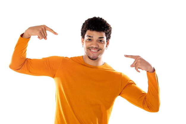 Jeune homme afro noir riant et pointant vers quelque chose avec son doigt isolé sur fond blanc