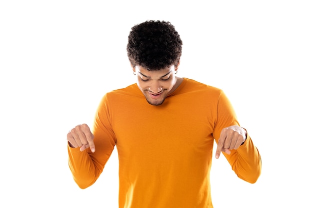Jeune homme afro noir riant et pointant vers quelque chose avec son doigt isolé