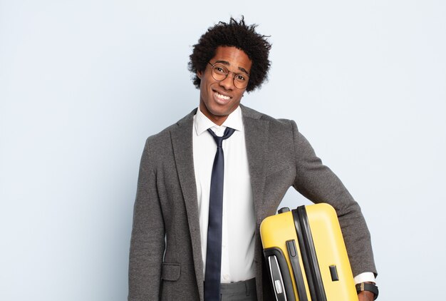 Jeune homme afro noir se sentant perplexe et confus, avec une expression stupide et stupéfaite en regardant quelque chose d'inattendu