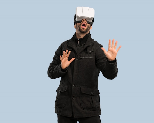 Jeune homme à l&#39;aide de lunettes de réalité virtuelle