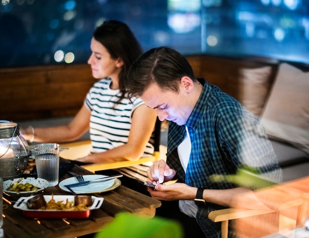 Jeune homme à l&#39;aide d&#39;un smartphone sans concept de dépendance à l&#39;interaction sociale