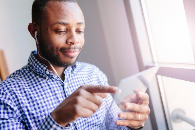 Jeune homme à l'aide d'une tablette futuriste