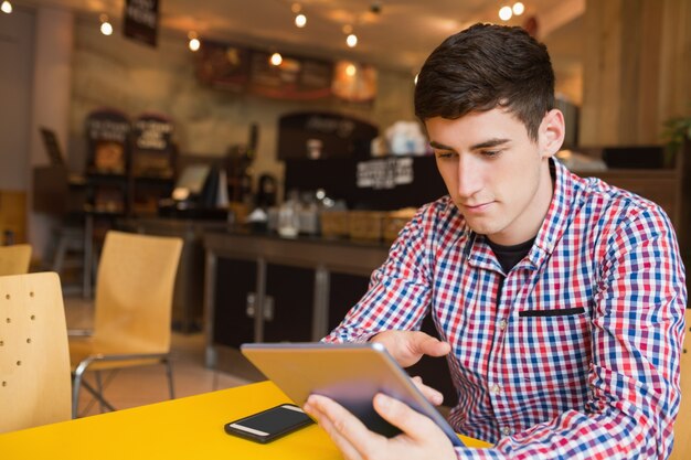 Jeune homme à l&#39;aide de tablette numérique