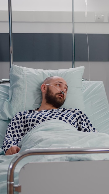 Photo un jeune homme allongé sur le lit.