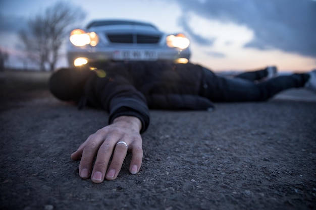 Jeune homme allongé sur la route