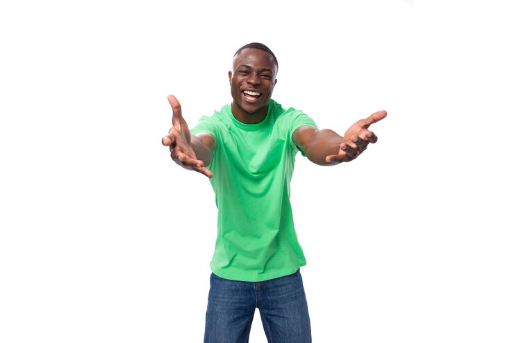 Jeune homme américain heureux et amical vêtu d'un t-shirt vert et d'un jean