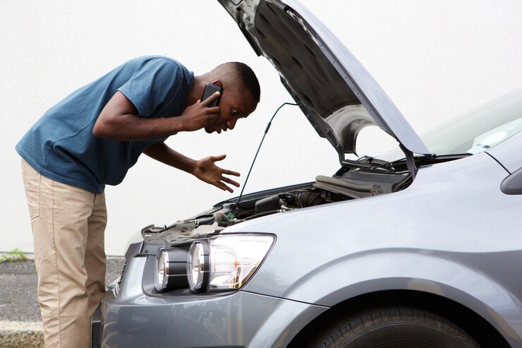 Photo un jeune homme appelle à l&#39;aide avec une voiture en panne