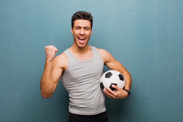 Jeune homme arabe avec un ballon de soccer. concept sportif