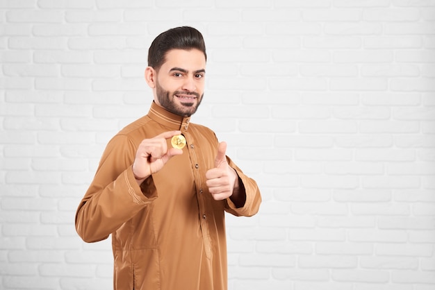 Jeune homme arabe conserve le bitcoin