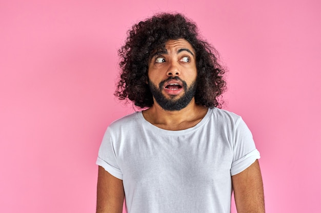 Un jeune homme arabe est choqué, montre sa surprise et son expression étonnée