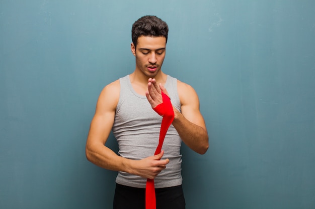 Jeune homme arabe avec des gants de boxe. concept de sport