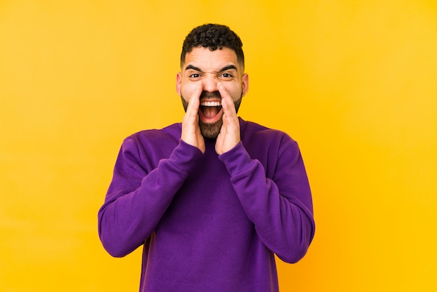 Jeune homme arabe isolé criant excité à l'avant.