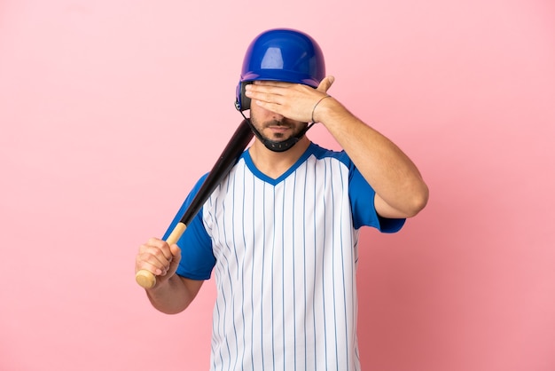 Jeune homme arabe isolé sur fond bleu maintient la paume ensemble. La personne demande quelque chose