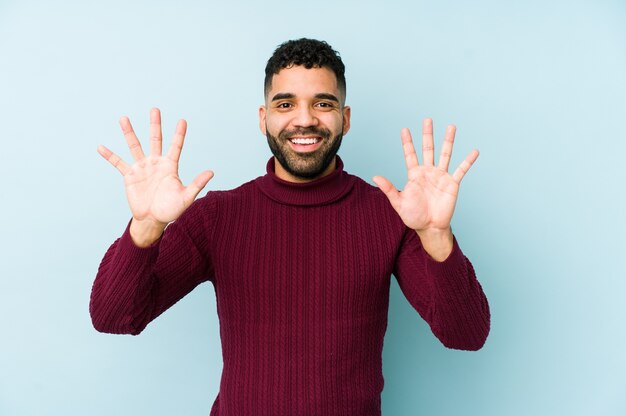 Jeune homme arabe métisse isolé montrant le numéro dix avec les mains.