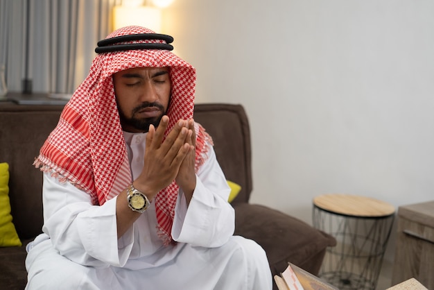 Un jeune homme arabe priant avec ses mains
