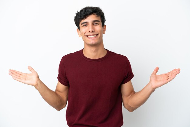 Jeune homme argentin isolé sur fond blanc avec une expression faciale choquée