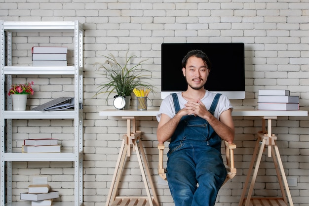 Jeune homme asiatique à barbe hipster assis avec heureux dans son nouveau bureau de démarrage minimal moderne, concept d'homme d'affaires heureux au début.