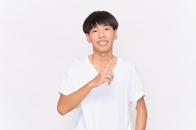 Jeune homme asiatique dans un t-shirt blanc