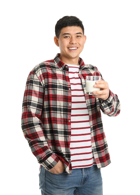 Jeune homme asiatique avec du lait isolé