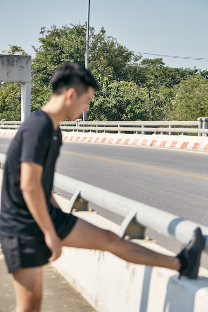 Jeune homme asiatique exerçant dans la ville