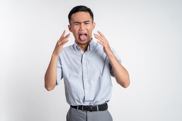 Jeune homme asiatique avec une expression dégoûtante isolé sur fond blanc