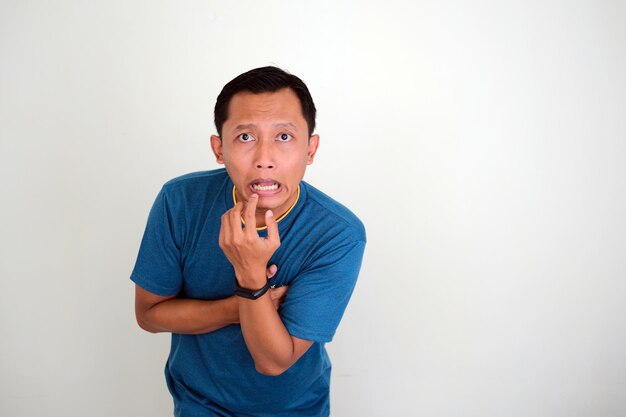 Photo jeune homme asiatique avec une expression idiote isolée sur fond gris