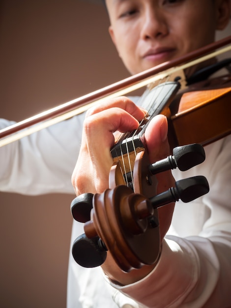 Jeune homme asiatique joue du violon