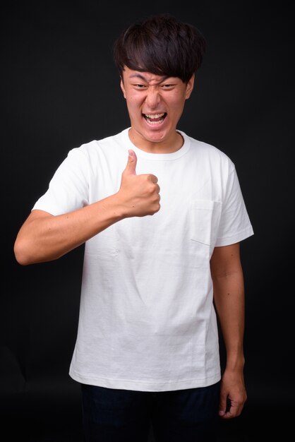 Un jeune homme asiatique en noir.