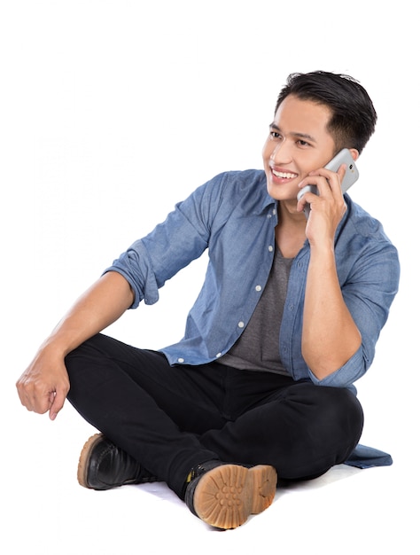 Jeune, homme asiatique, parler téléphone