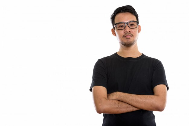 Jeune homme asiatique portant des lunettes avec les bras croisés