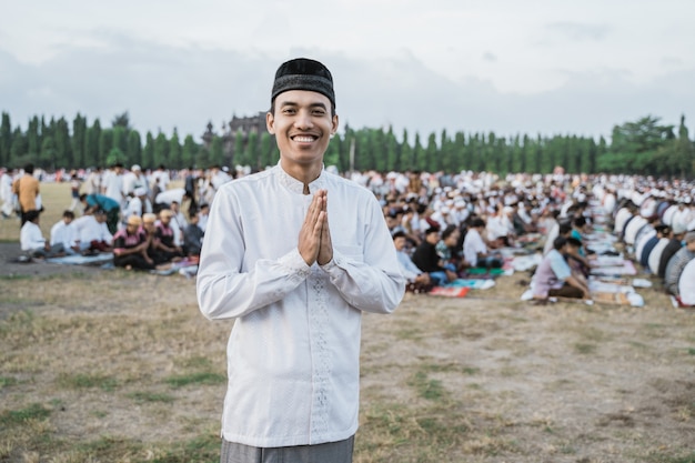 Jeune homme asiatique portant des vêtements traditionnels javanais